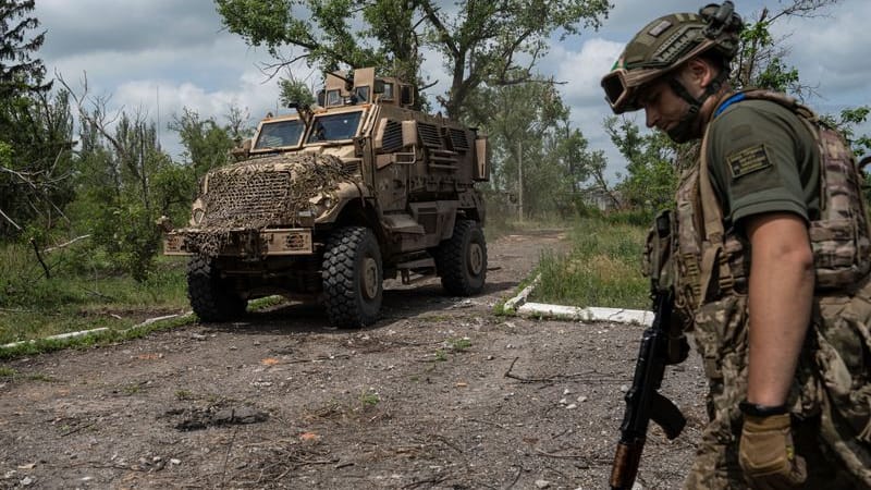 Blahodatne: Ein ukrainischer Soldat der 68. Oleksa-Dovbush-Jagdbrigade patrouilliert auf einer Straße in dem kürzlich zurückeroberten Dorf.