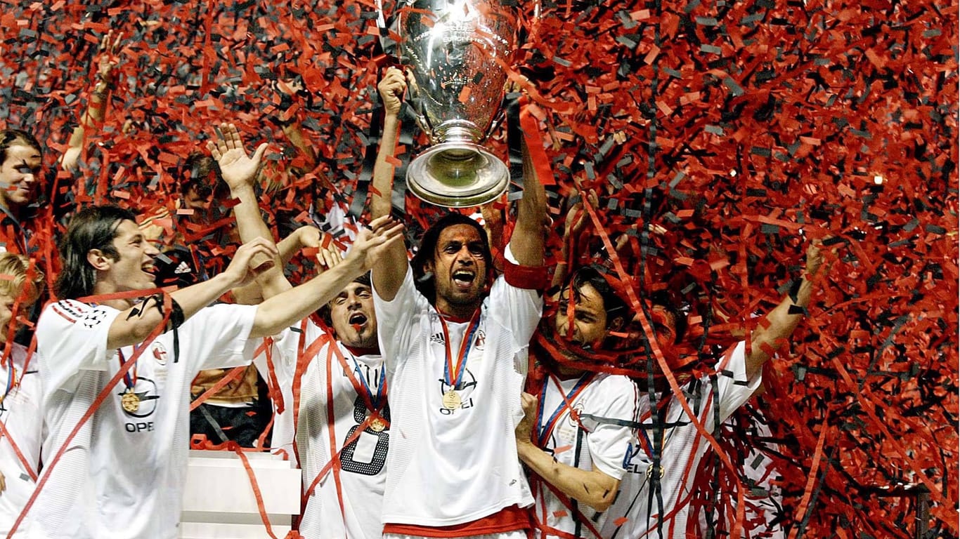 Paolo Maldini mit dem Henkelpott: Der AC Mailand gewann 2003 die Champions League gegen Juventus Turin.