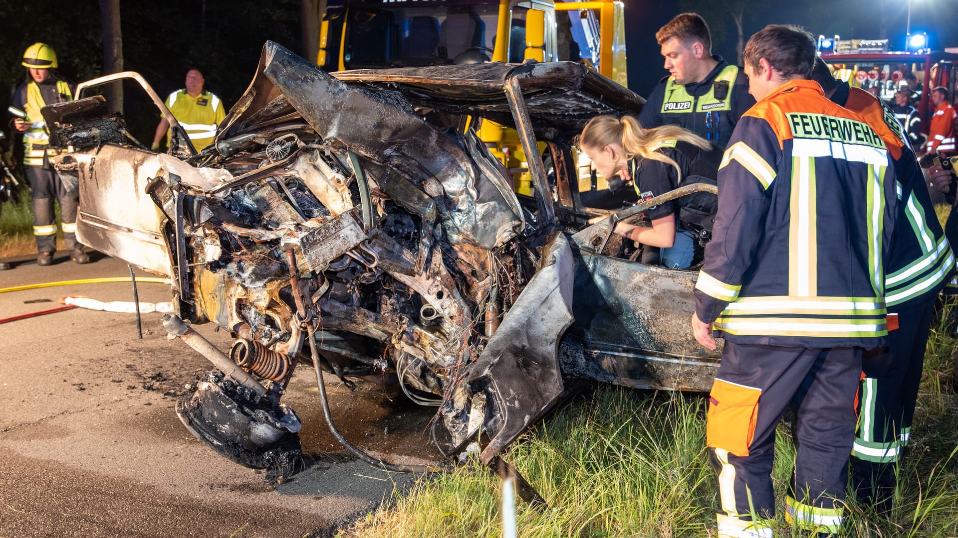 Das völlig zerstörte Wrack: Für den Fahrer kam jede Hilfe zu spät.