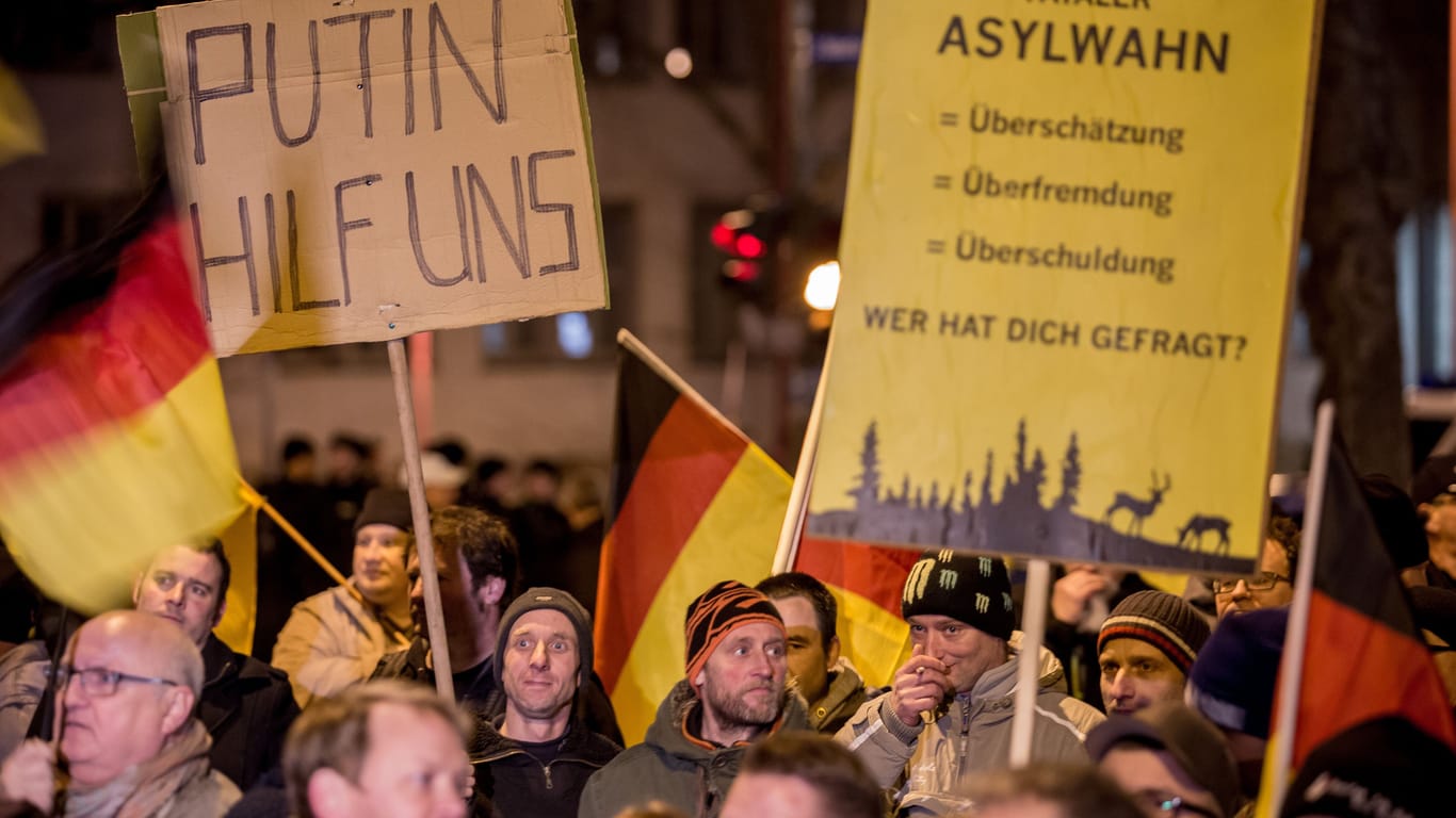Februar 2016: Im thüringischen Erfurt demonstrieren AfD-Anhänger für Putin und gegen die Politik der damaligen Bundesregierung.