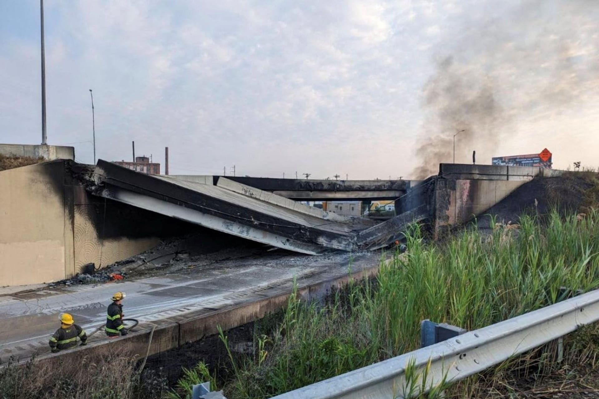 Die eingestürzte Autobahn in Philadelphia: Auch die Gegenfahrbahn könnte stark beschädigt sein.