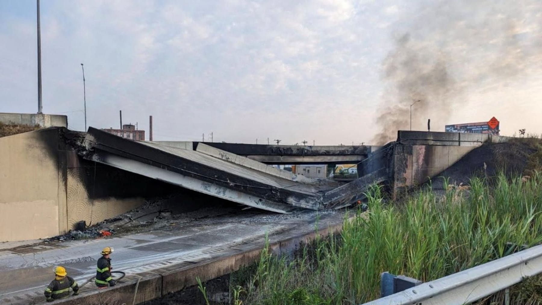 Nach einem Großbrand ist in Philadelphia eine Autobahnbrücke eingestürzt