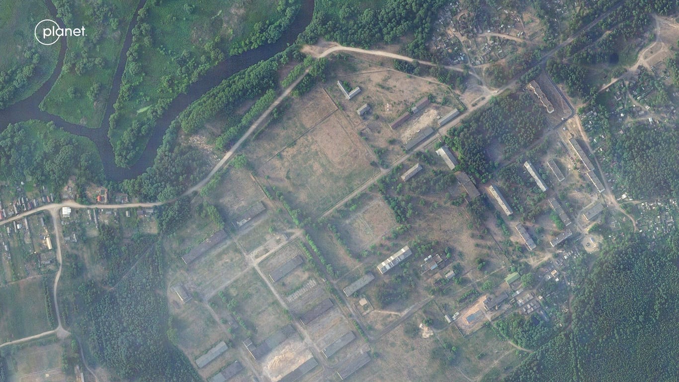 Noch am 15. Juni zeigten die Satellitenaufnahmen eine weitgehend leere ehemalige belarussische Militärbasis.