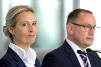 Alice Weidel und Tino Chrupalla im Hintergrund (Archivbild): Die AfD will eine Volksabstimmung darüber, ob Deutschland in der EU bleibt.