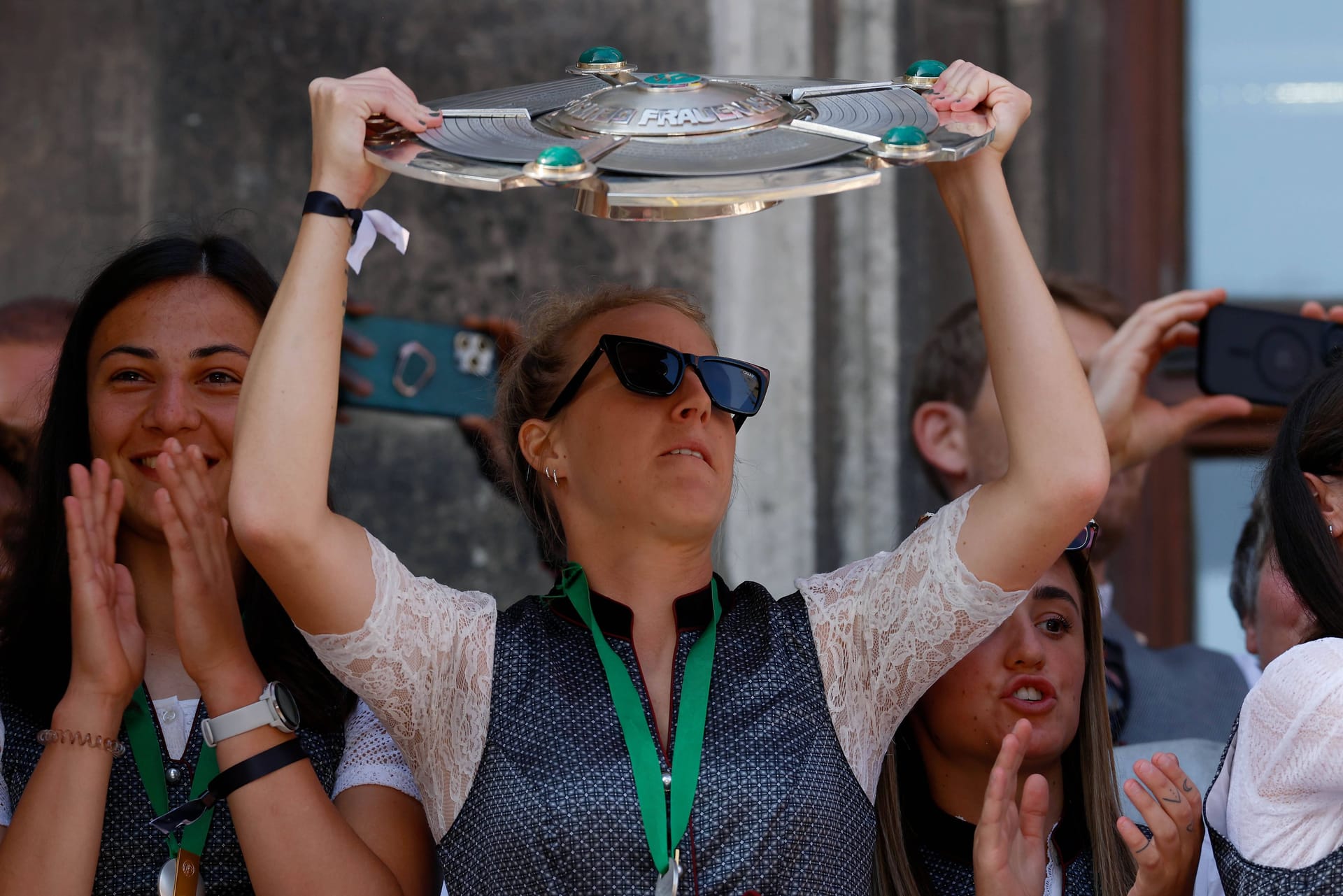 Carolin Simon: Die 30-Jährige feiert auf dem Rathausbalkon am Marienplatz die Meisterschaft mit dem FC Bayern.