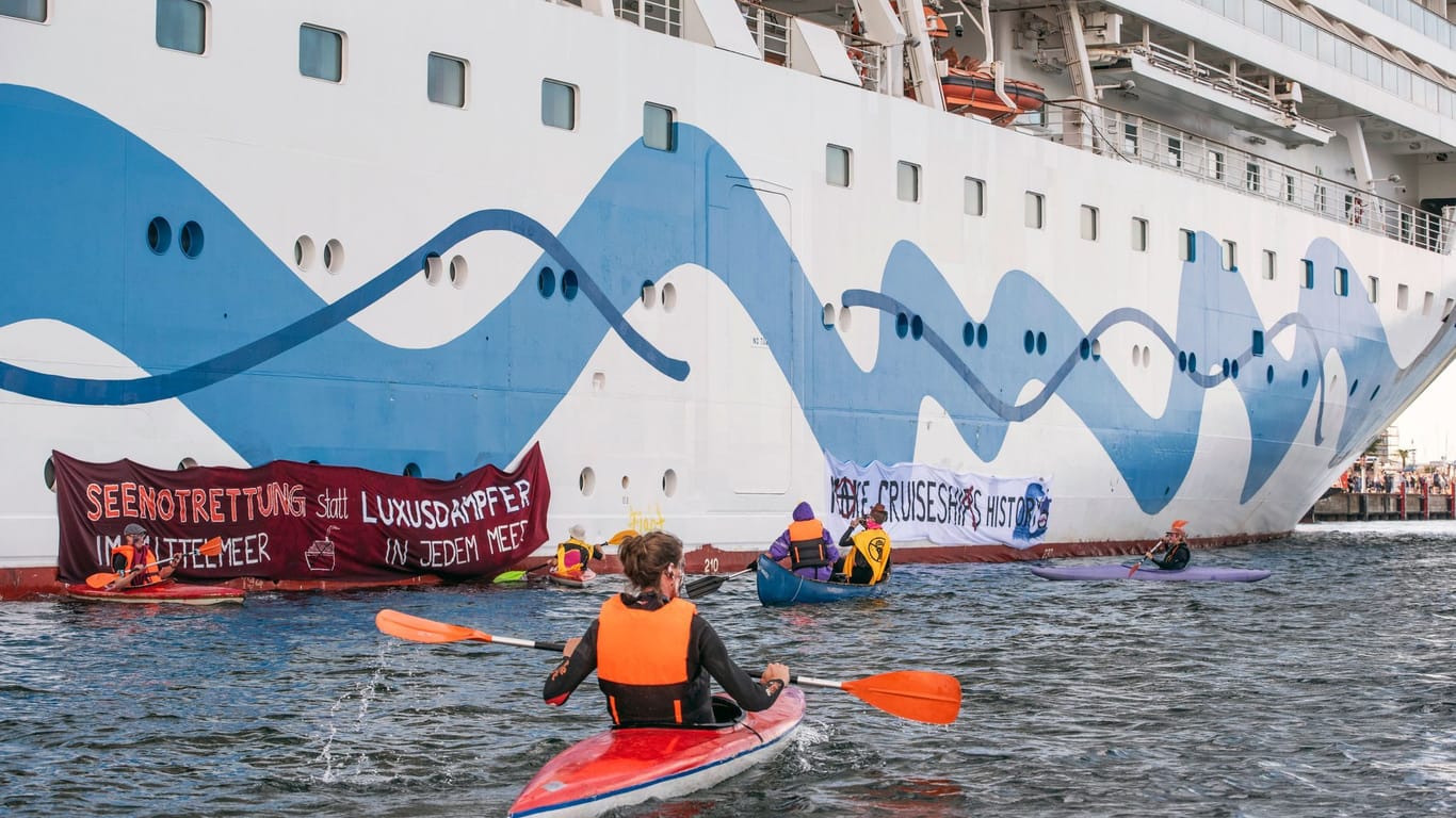 Die "Aida Diva": Aktivisten blockieren das Auslaufen des Kreuzfahrtschiffs in Rostock.