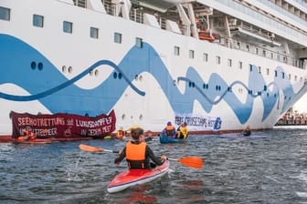 Die "Aida Diva": Aktivisten blockieren das Auslaufen des Kreuzfahrtschiffs in Rostock.