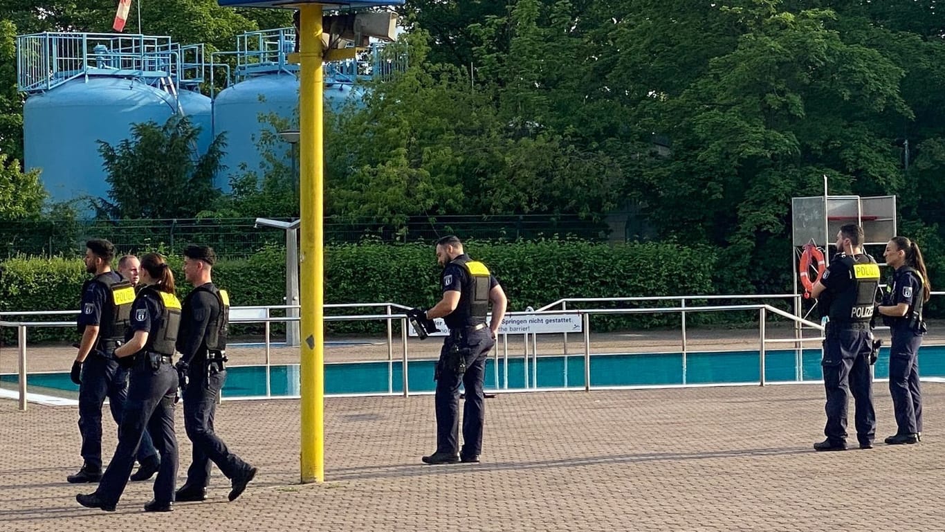 Polizeieinsatz im Freibad: In Neukölln wurde ein Freibad geräumt.