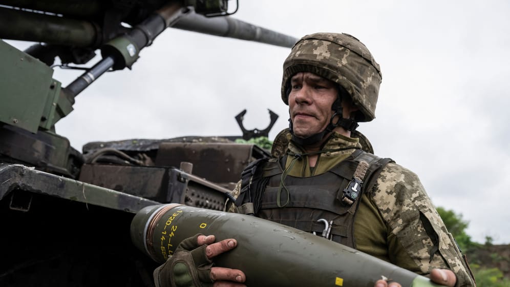 Ukraine: Ein Soldat der ukrainischen Armee mit Granate.