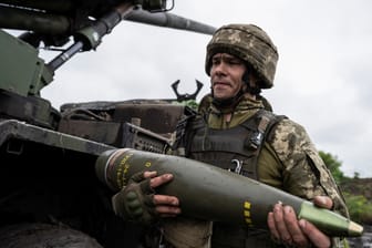 Ein Soldat der ukrainischen Armee mit Granate (Archivbild). Die EU will bald mehr Munition liefern.