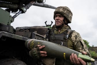 Ukraine: Ein Soldat der ukrainischen Armee mit Granate. Ukraine: Ein Soldat der ukrainischen Armee mit Granate.