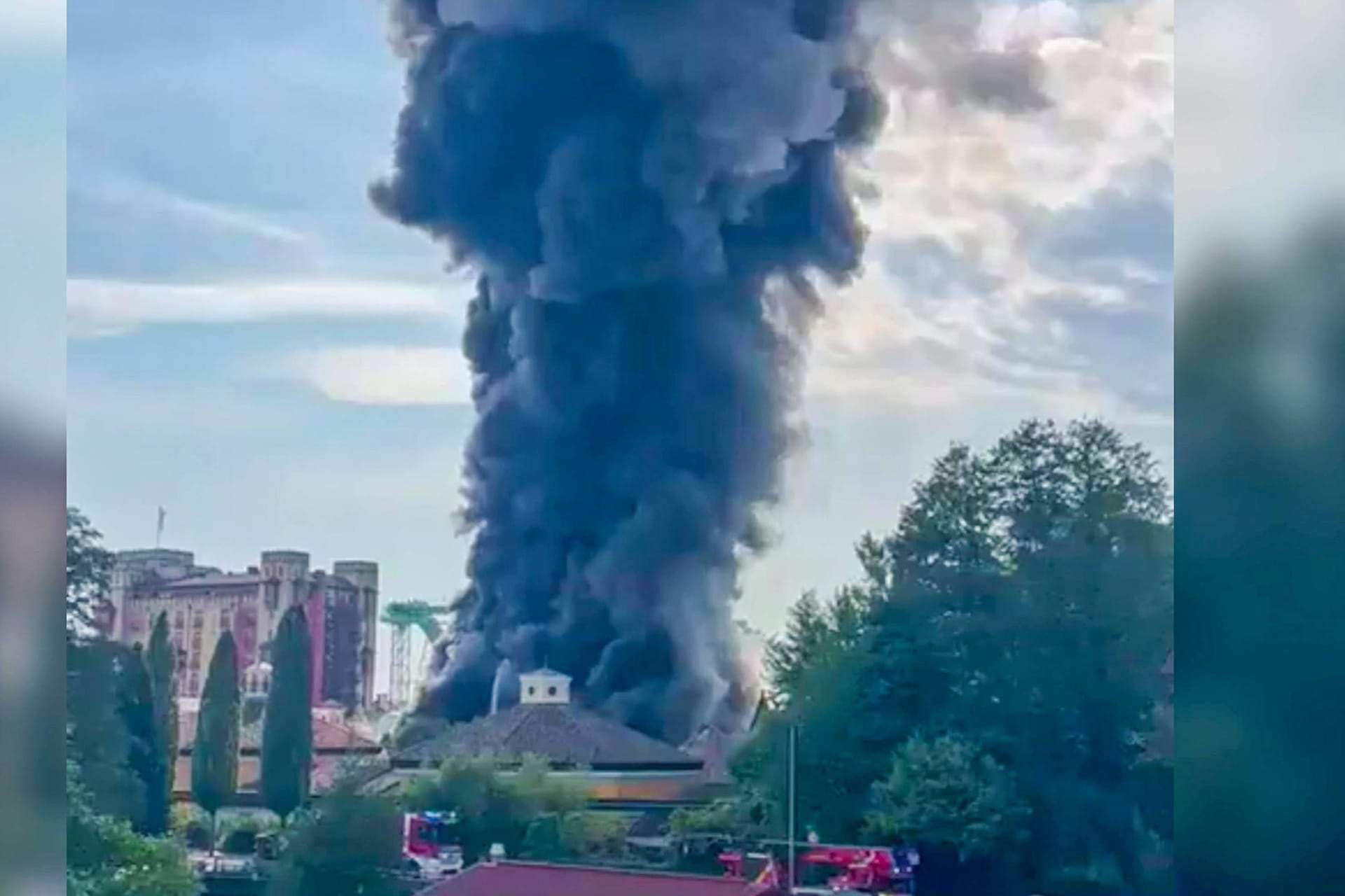 Großbrand im Europapark in Rust: Am Montag musste der Freizeitpark evakuiert werden.