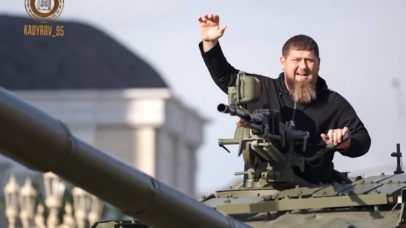 Säbelrasseln gehört zu seinem Handwerk: Kadyrow auf einem modernisierten russischen T-72 Panzer im Mai in Grosny.