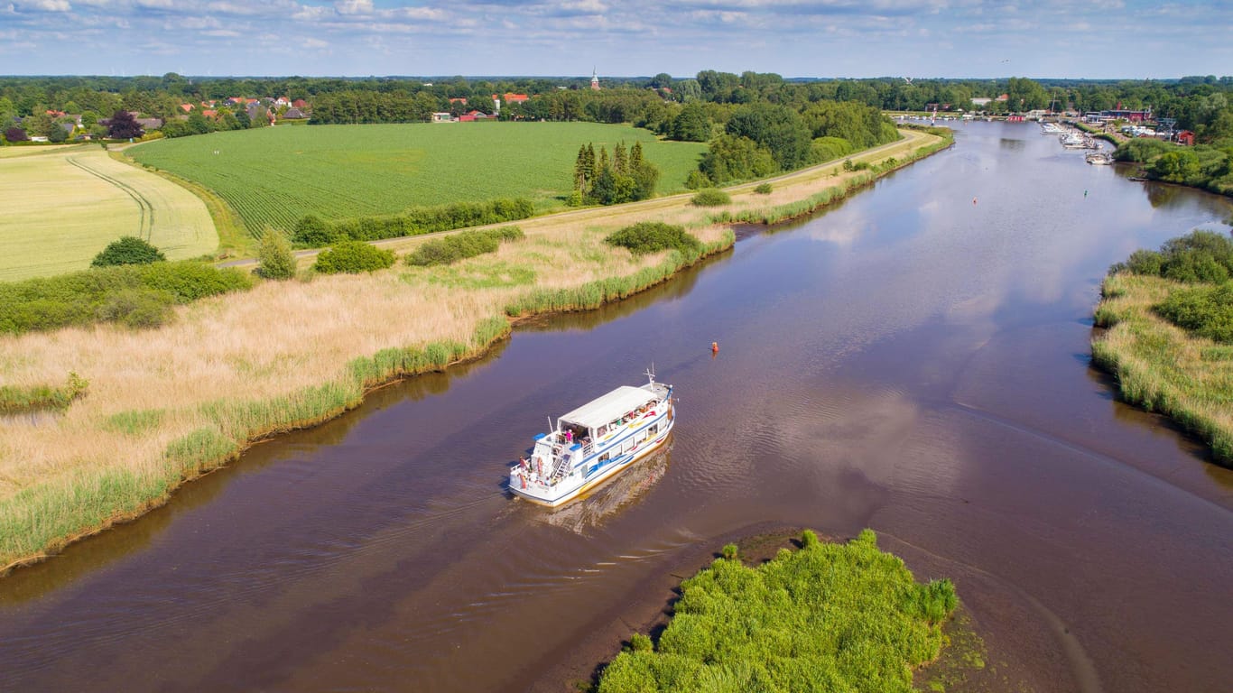 Ausflugsschiff auf dem Fluss Leda bei Barßel (Archivfoto): Das Oldenburger Münsterland gilt (noch) als Geheimtipp für Urlauber.