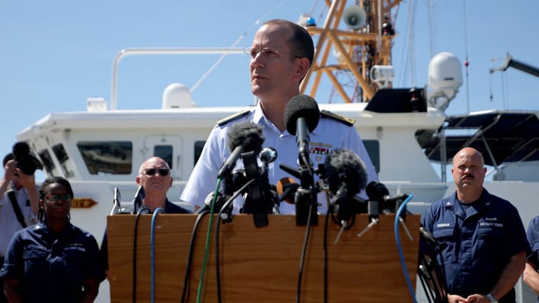 John Mauger, Konteradmiral der US-Küstenwache bei der Pressekonferenz: Er sprach den Angehörigen sein Beileid aus.