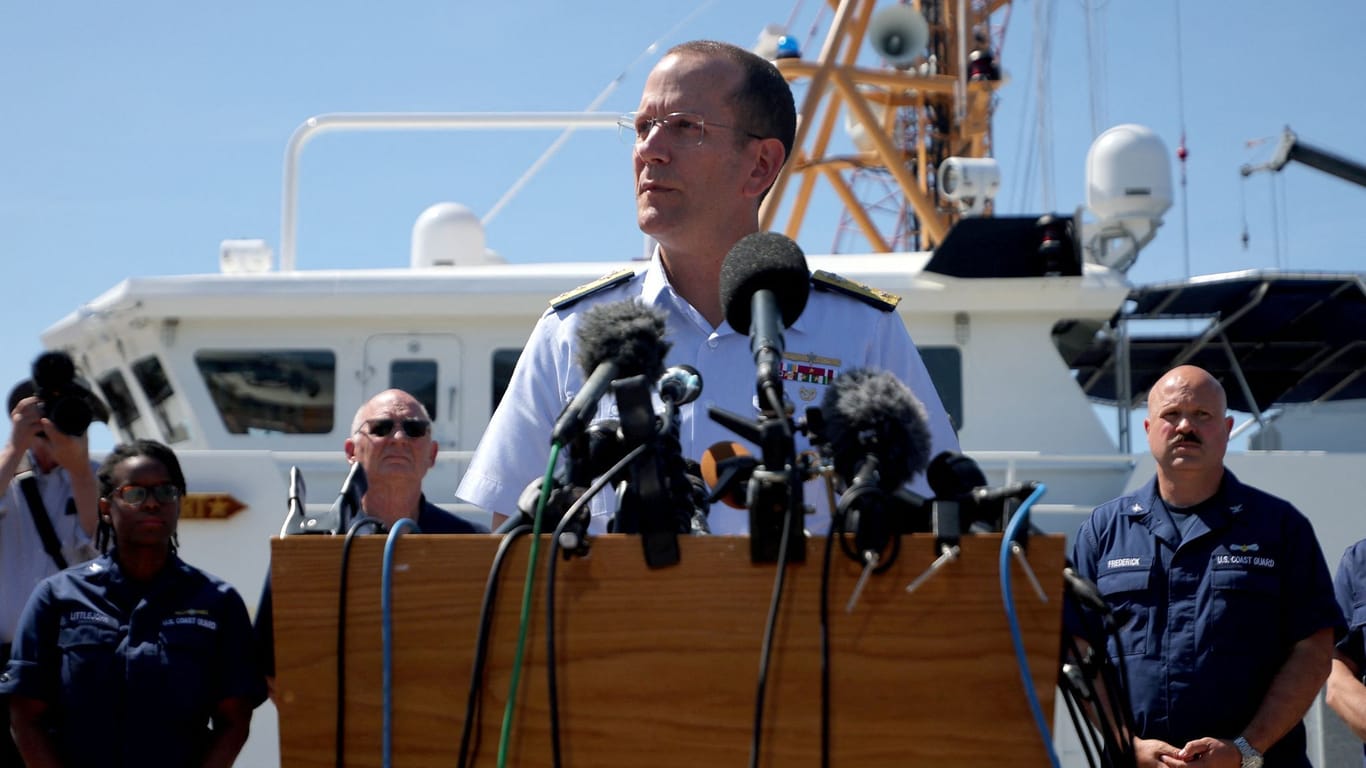 John Mauger, Konteradmiral der US-Küstenwache bei der Pressekonferenz: Er sprach den Angehörigen sein Beileid aus.
