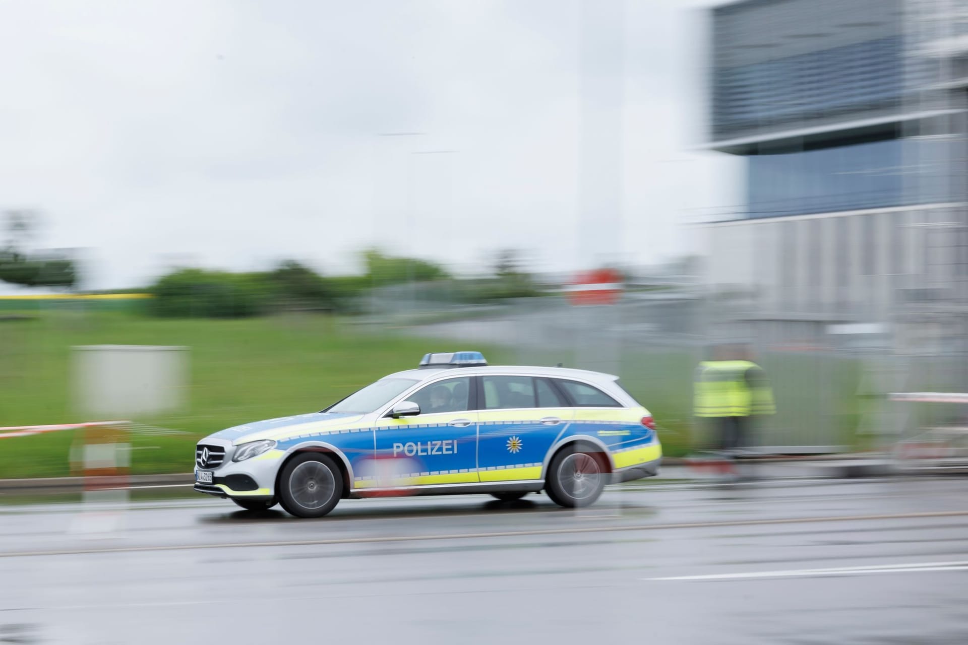 Ein Streifenwagen fährt zum Einsatz (Symbolbild): Beinahe kam es zum Unfall mit einer der beiden Raserinnen.