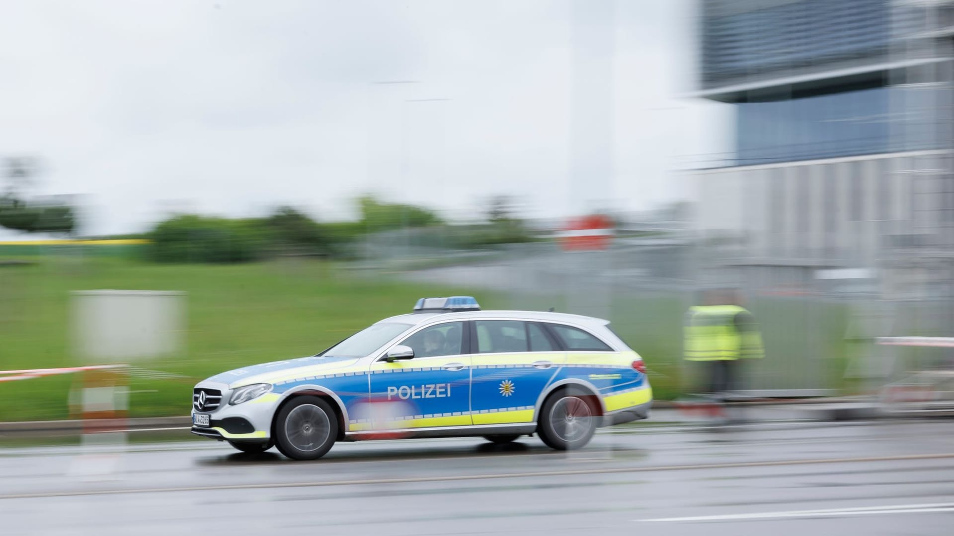 Ein Streifenwagen fährt zum Einsatz (Symbolbild): Beinahe kam es zum Unfall mit einer der beiden Raserinnen.