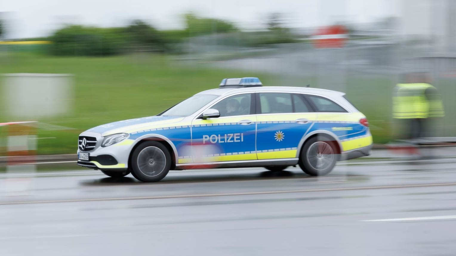 Ein Streifenwagen fährt zum Einsatz (Symbolbild): Beinahe kam es zum Unfall mit einer der beiden Raserinnen.