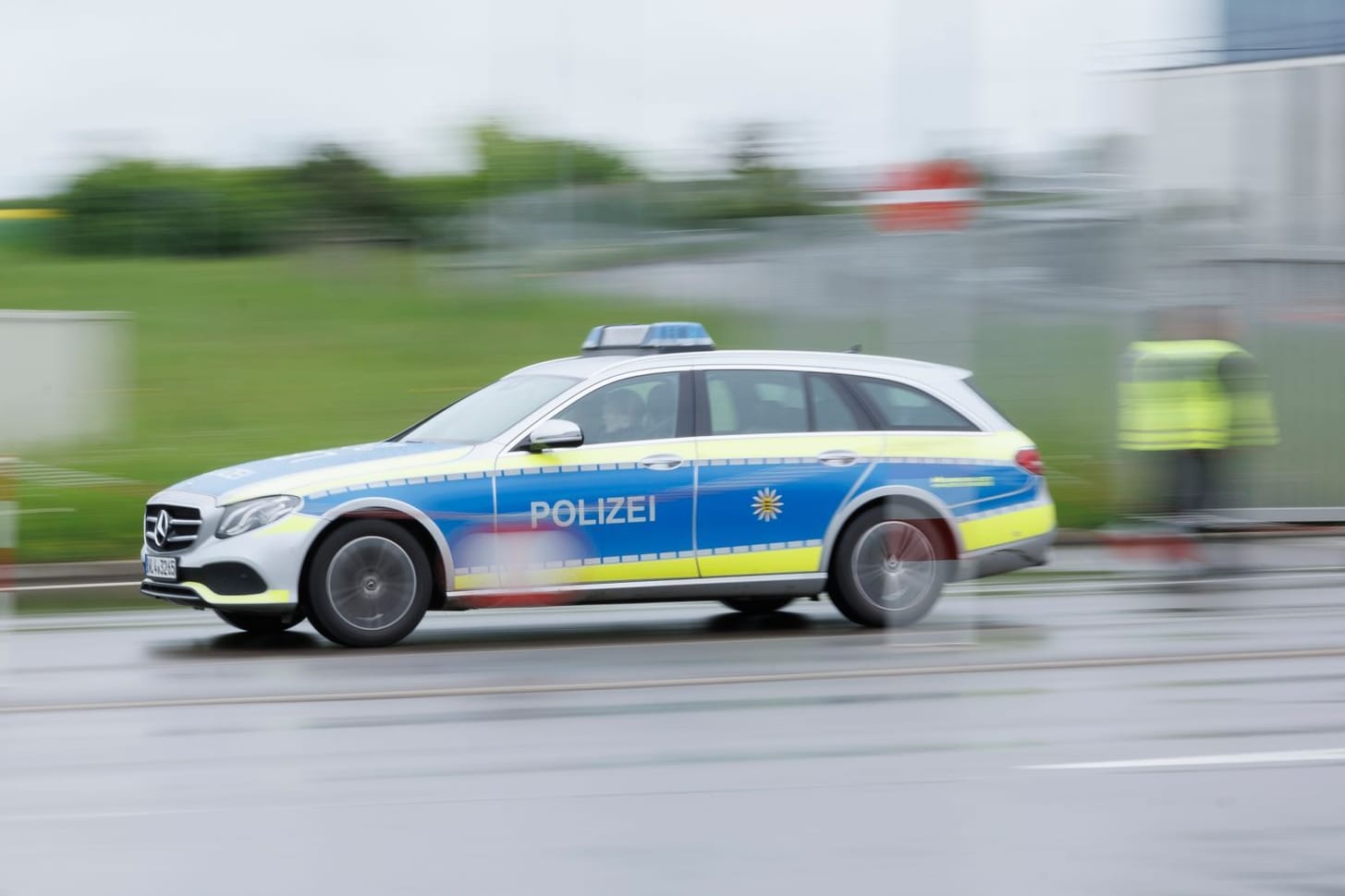 Ein Streifenwagen fährt zum Einsatz (Symbolbild): Beinahe kam es zum Unfall mit einer der beiden Raserinnen.