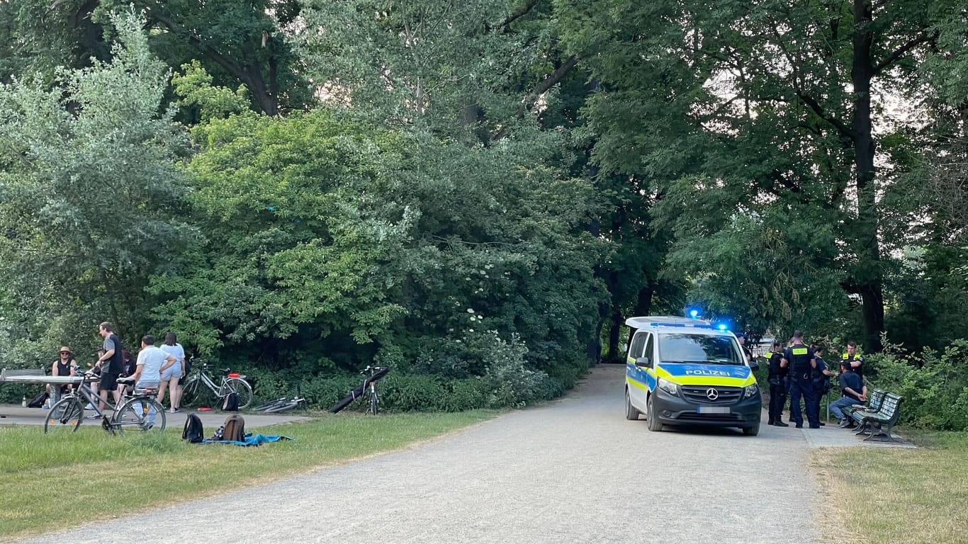 Die Polizei war mit zehn Beamten vor Ort, um den Mann festzunehmen. Die Polizei war mit zehn Beamten vor Ort, um den Mann festzunehmen.