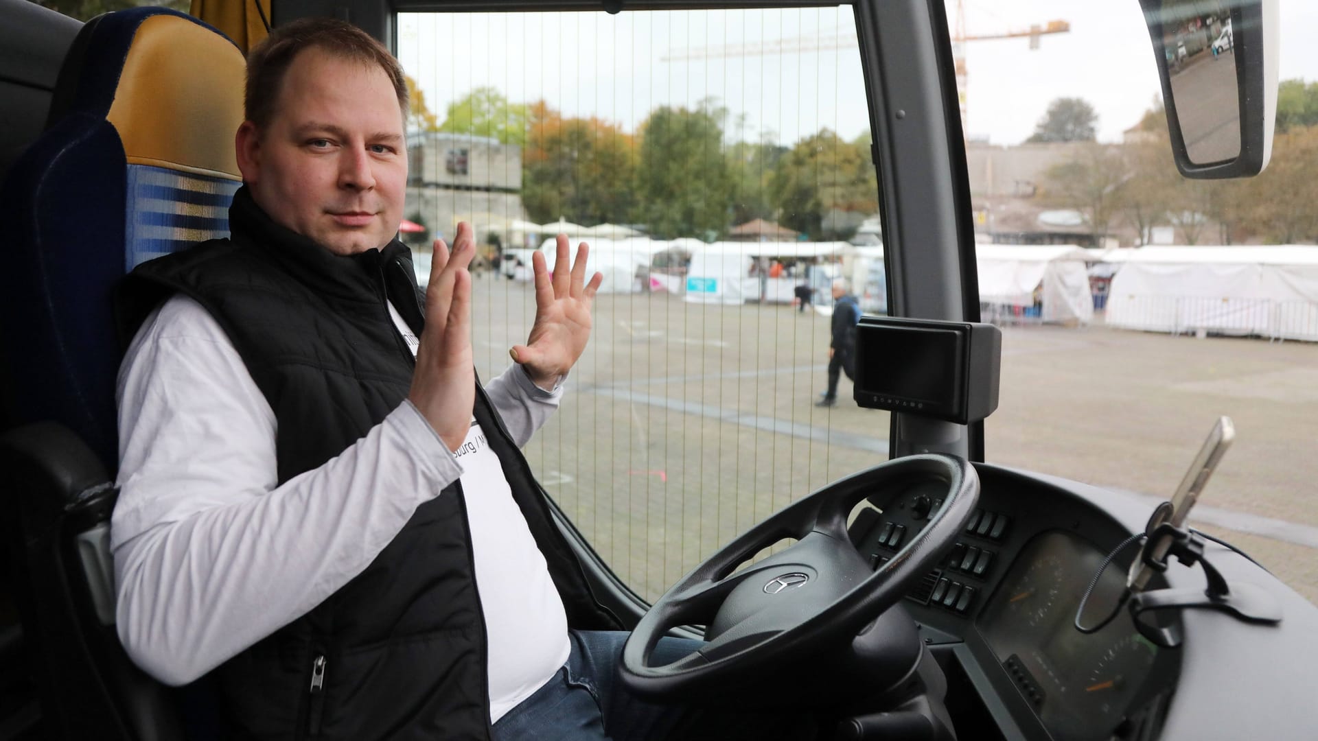 "Busfahrer Thomas Brauner": Der unter dem Namen auftretende Brauner darf seit Herbst 2020 keinen Bus mehr fahren, will aber jetzt den Führerschein zurück (Achivfoto).