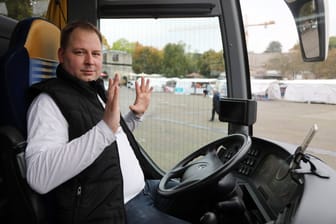 "Busfahrer Thomas Brauner": Der unter dem Namen auftretende Brauner darf seit Herbst 2020 keinen Bus mehr fahren, will aber jetzt den Führerschein zurück (Achivfoto).