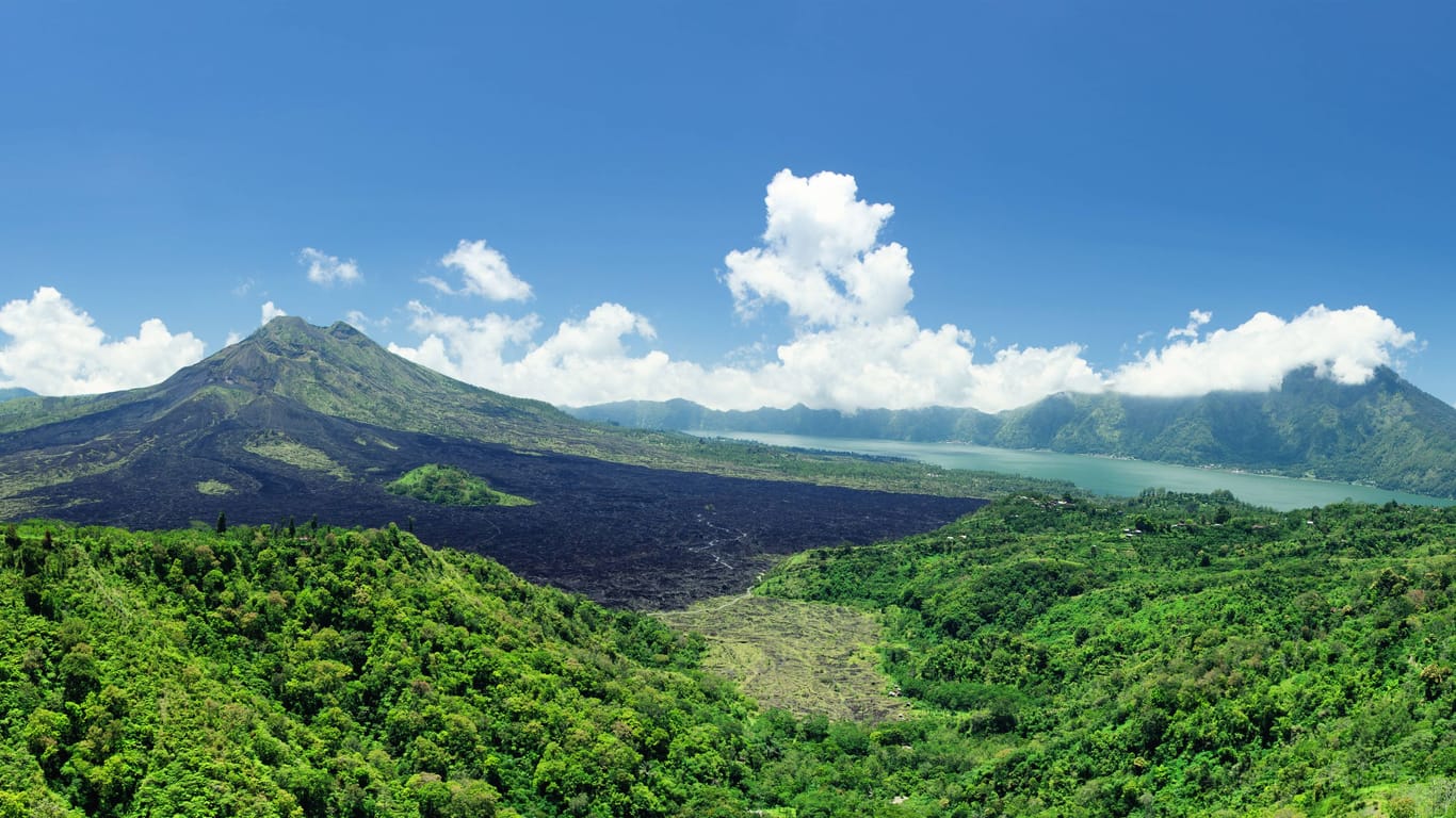 Blick auf den Mount Batur: Der Vulkan im Nordosten von Bali wird als heilig verehrt.