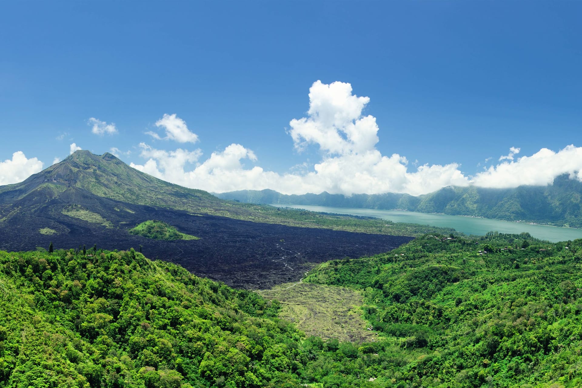 Blick auf den Mount Batur: Der Vulkan im Nordosten von Bali wird als heilig verehrt.