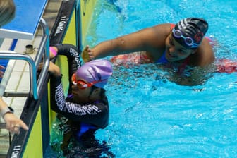 Esmeralda Encarnacion (oben) und Sarah Ghandoura: Die beiden Schwimmerinnen sorgten mit einer Fair-Play-Geste für Begeisterung.