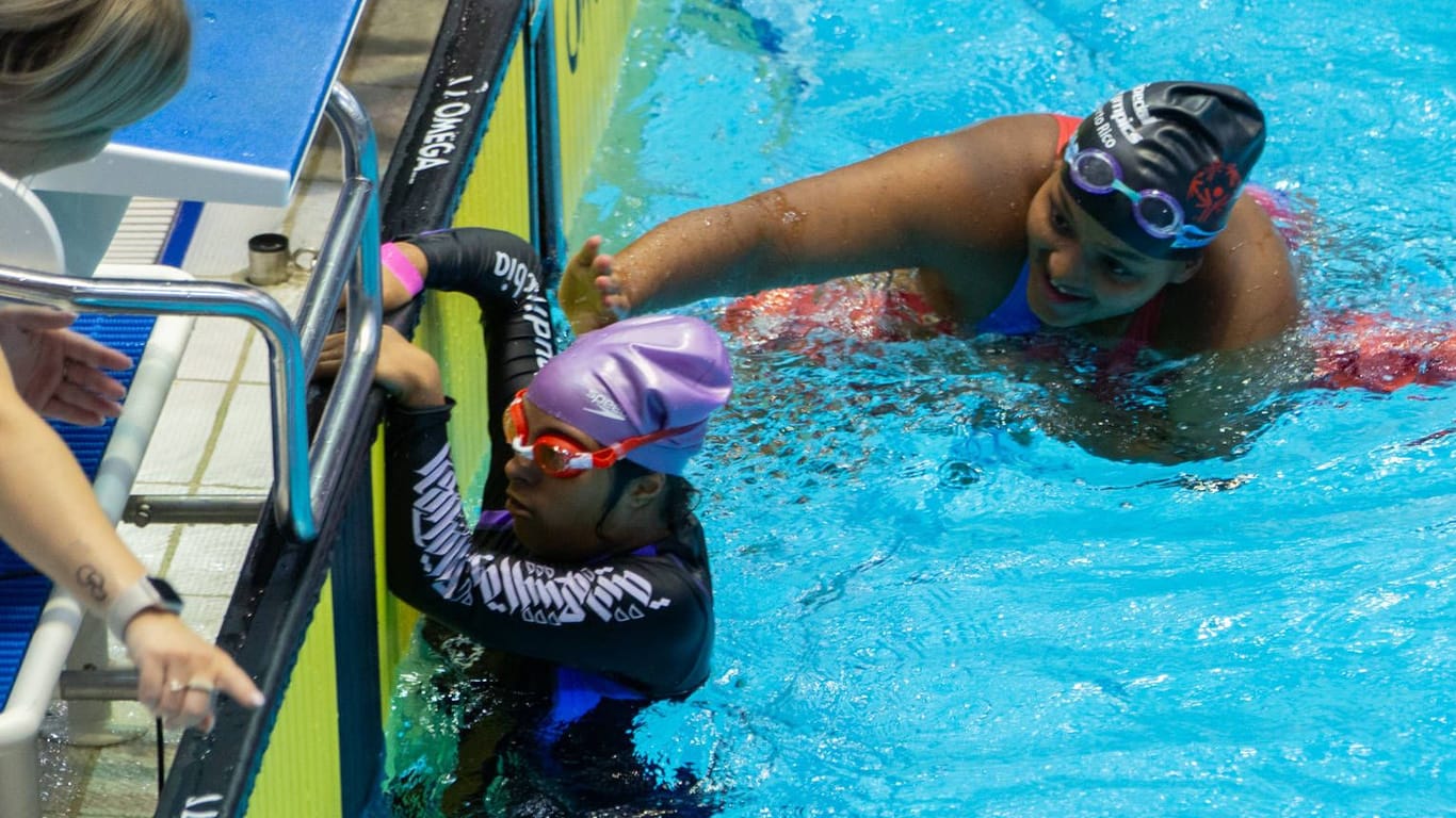 Esmeralda Encarnacion (oben) und Sarah Ghandoura: Die beiden Schwimmerinnen sorgten mit einer Fair-Play-Geste für Begeisterung.