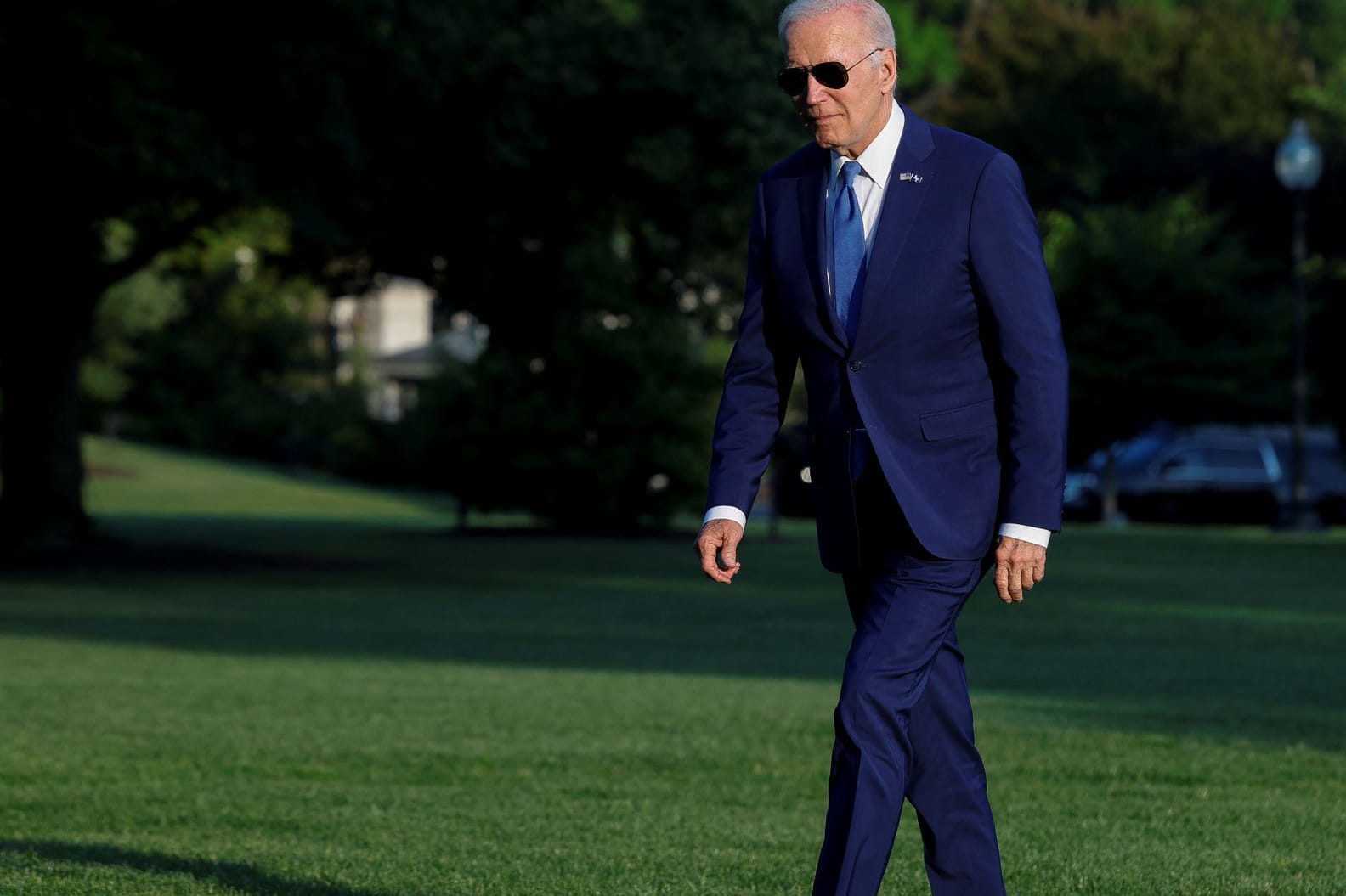 Joe Biden zurück in Washington: Bei seiner Rückkehr aus Colorado gab sich der US-Präsident auf dem Rasen des Weißen Hauses betont gelassen.