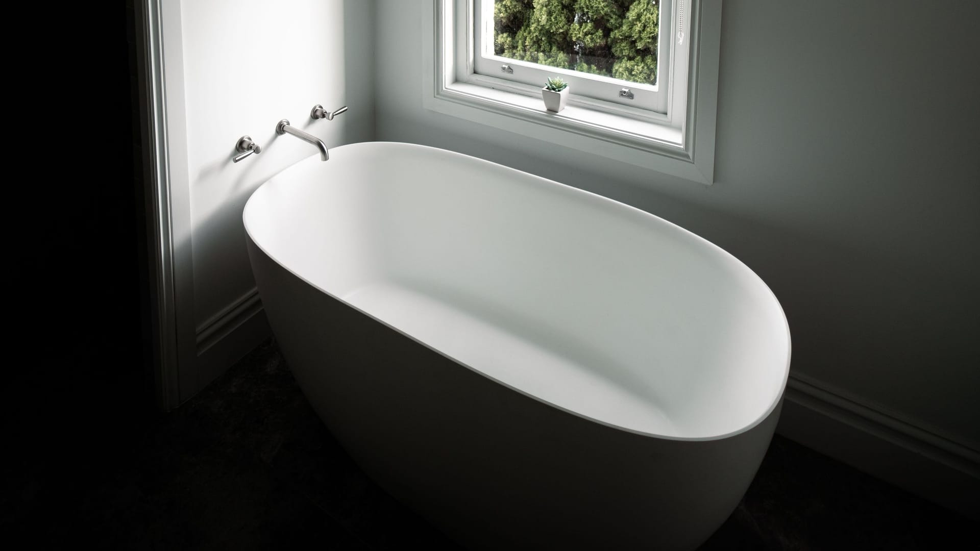 Badewanne (Symbolbild): Als der Angeklagte die Polizeiwagen hörte, würgte er seine Freundin. Badewanne (Symbolbild): Als der Angeklagte die Polizeiwagen hörte, würgte er seine Freundin.