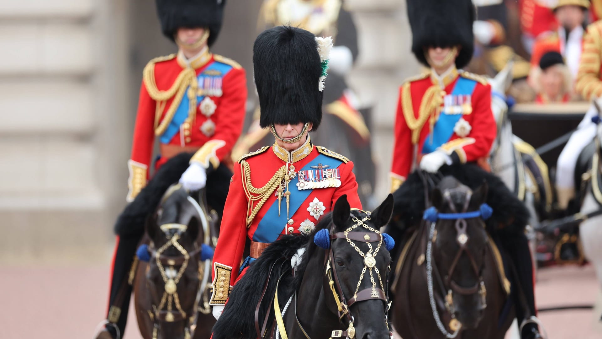 König Charles III. zu Pferde: Hinter ihm William und Edward.