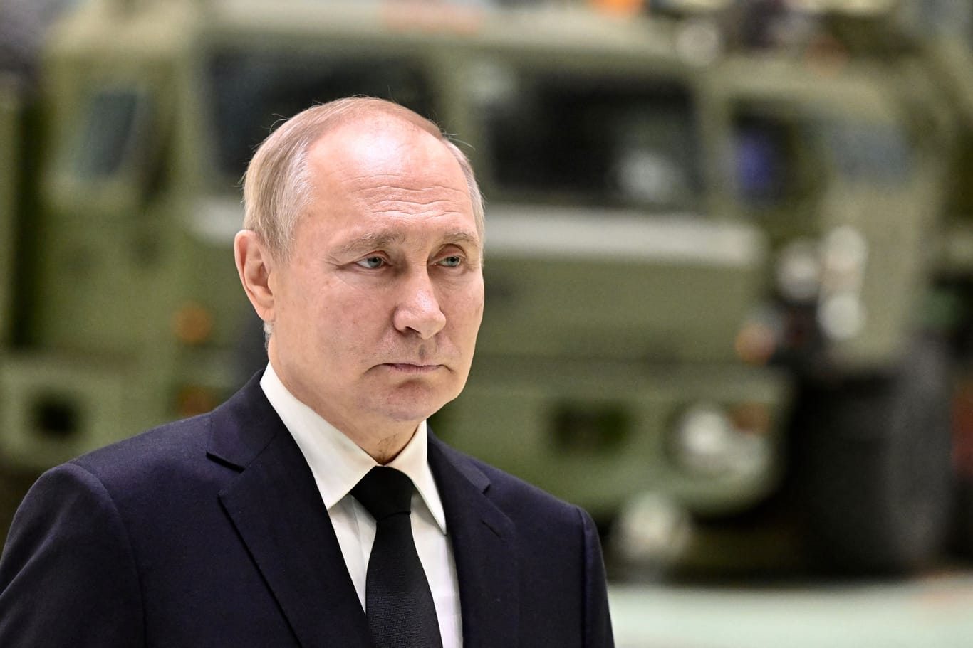 Wladimir Putin besucht eine Fabrik für militärisches Gerät in Zentralrussland (Archivbild).