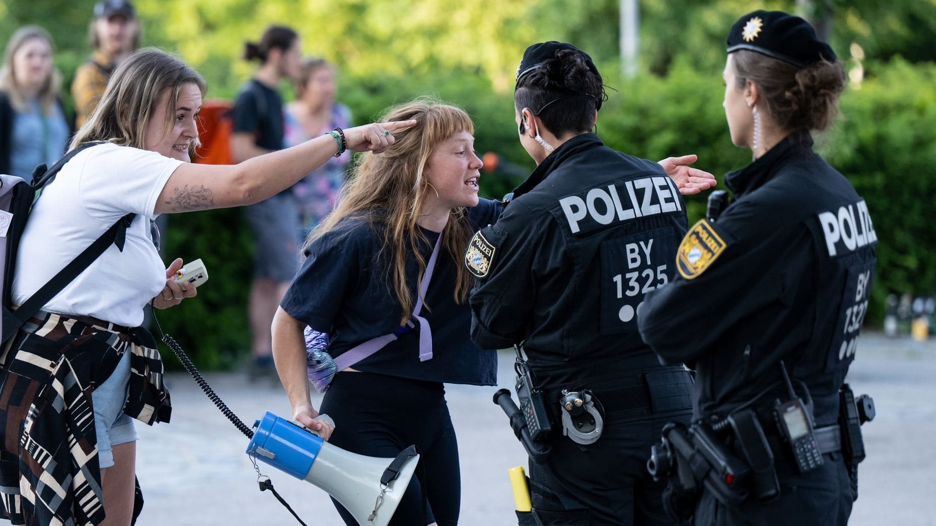 Demonstrantinnen in München: Vor dem Olympiastadion soll es körperliche Angriffe und üble Drohungen gegeben haben.