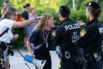 Demonstrantinnen in München: Vor dem Olympiastadion soll es körperliche Angriffe und üble Drohungen gegeben haben.