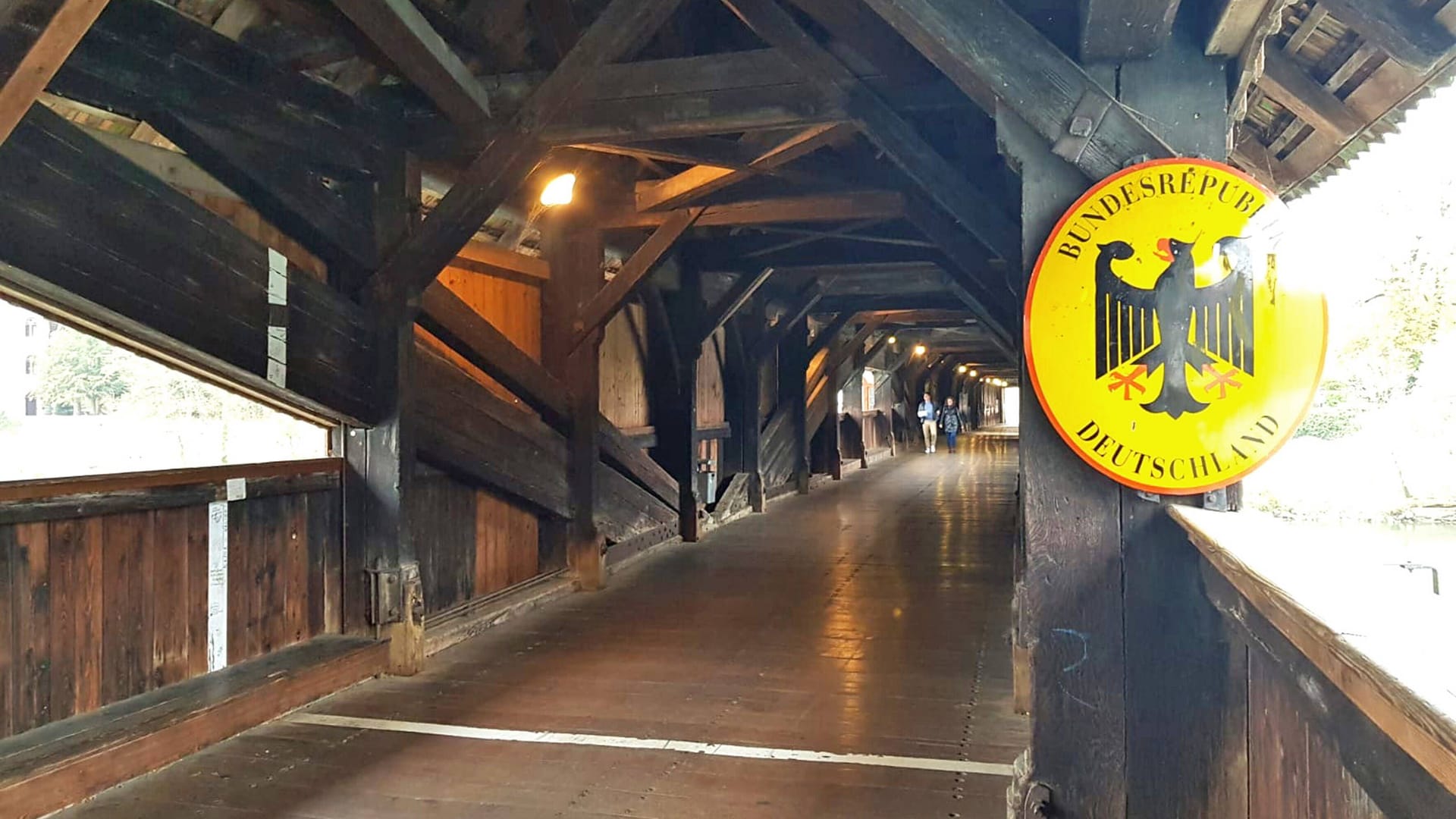 Die alte Grenzmarkierung auf der Holzbrücke: Jetzt liegt sie 8,2 Meter weiter Richtung Schweiz.