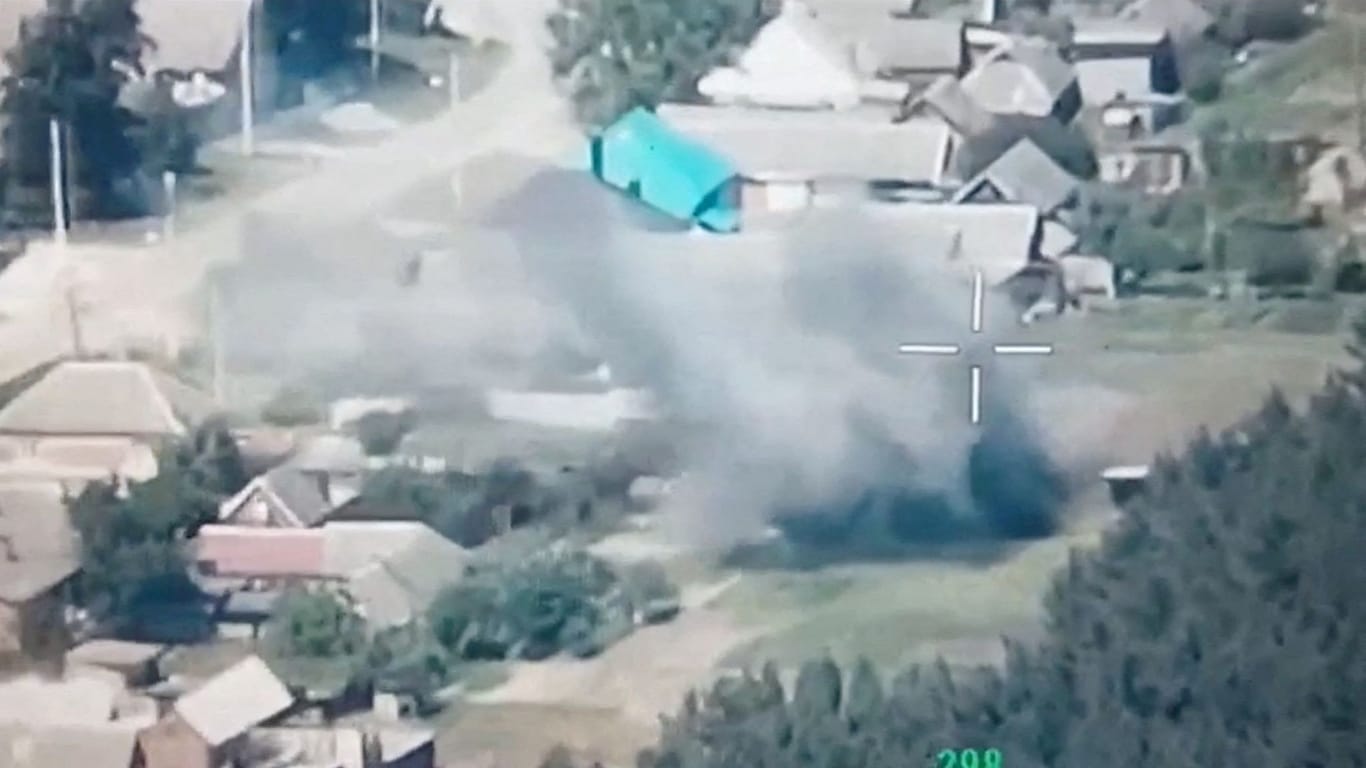 Ein Standbild einer Drohne zeigt die angebliche Zerstörung russischer militärischer Ziele in der Region Belgorod (Archivbild): Offenbar hat es erneut Angriffe gegeben.