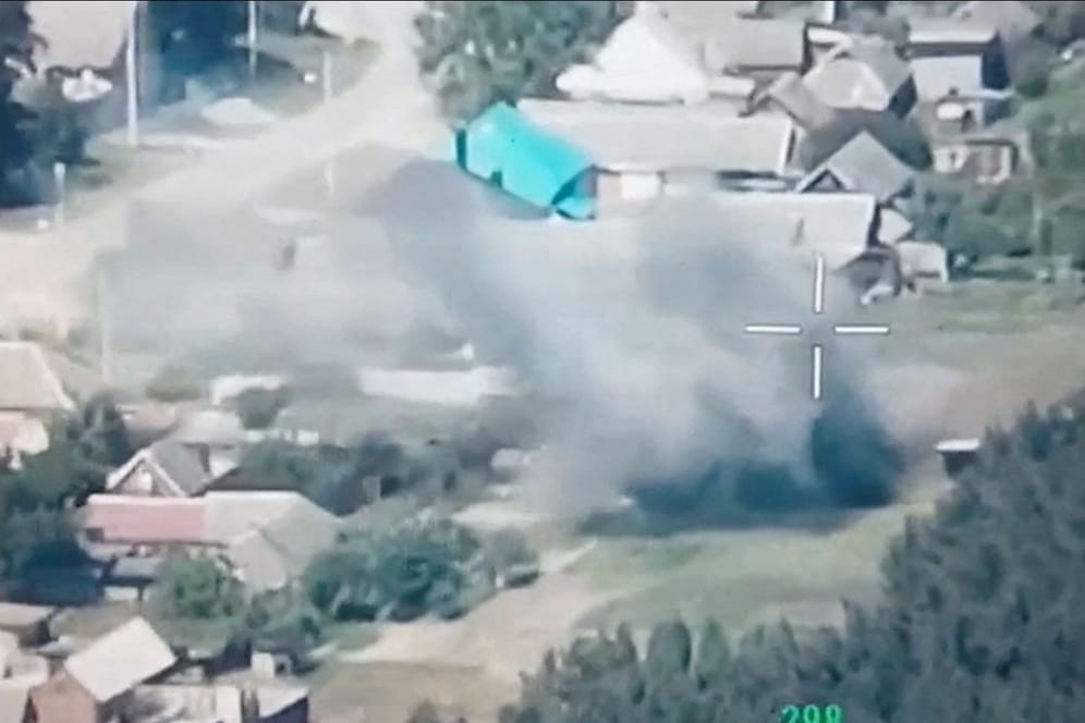 Ein Standbild einer Drohne zeigt die angebliche Zerstörung russischer militärischer Ziele in der Region Belgorod (Archivbild): Offenbar hat es erneut Angriffe gegeben.