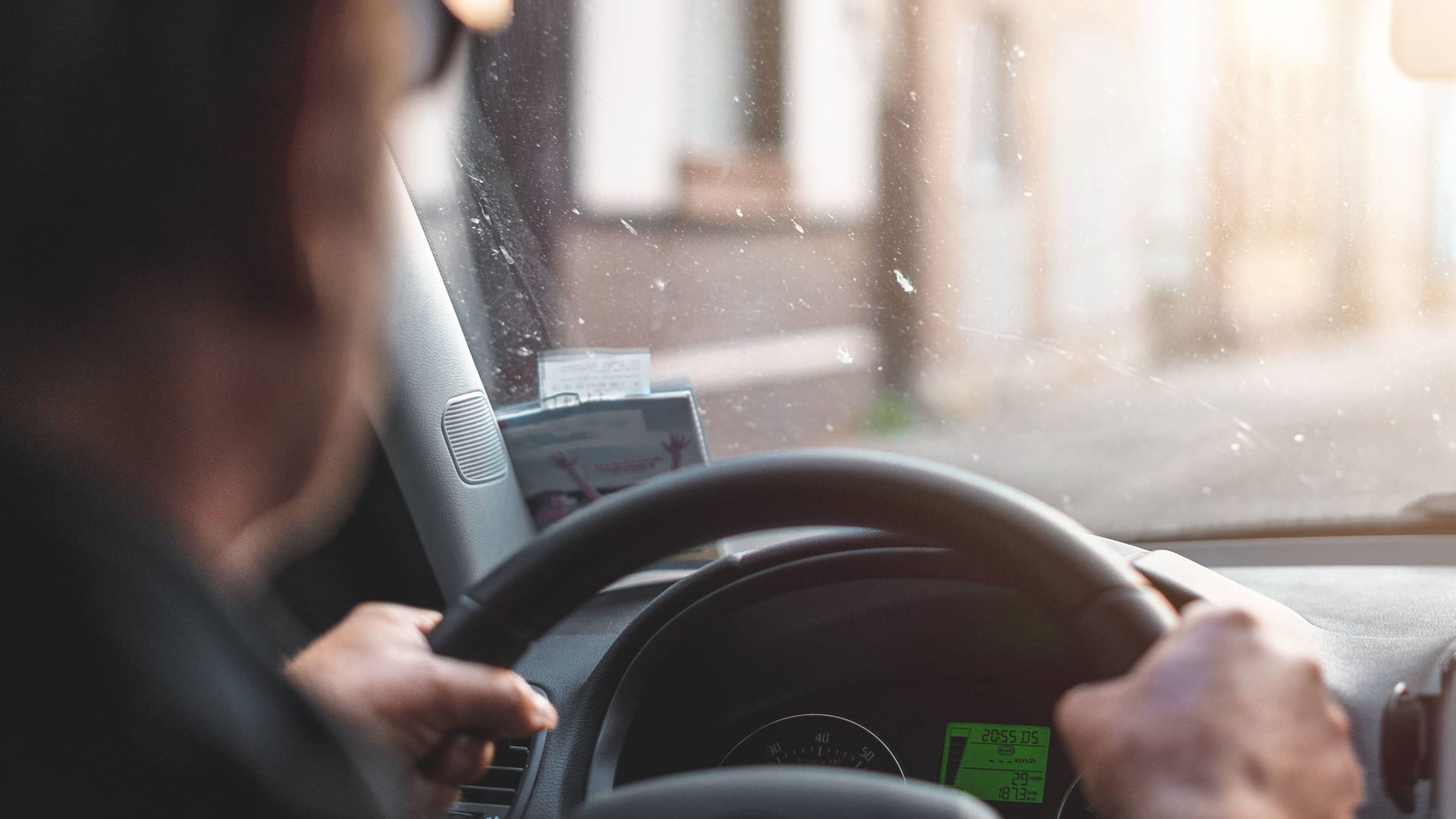 Plötzlich ruckelt das Auto: Manchmal steckt eine harmlose Ursache dahinter. Aber nicht immer.