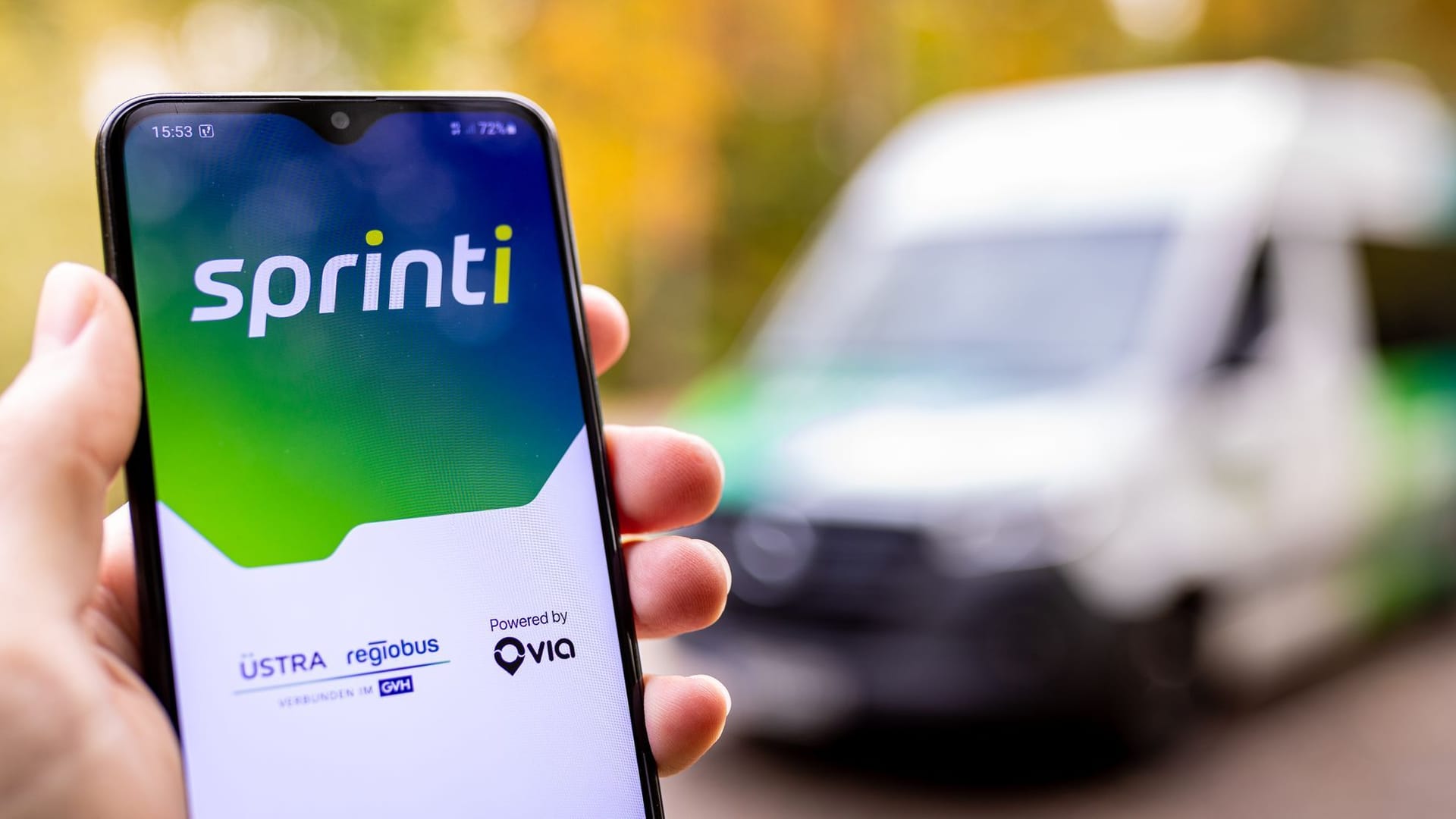 Eine Hand hält ein Smartphone, auf dem die App "Sprinti" zu sehen ist: Das Projekt der Üstra Hannoversche Verkehrsbetriebe und Regiobus wird ausgeweitet.