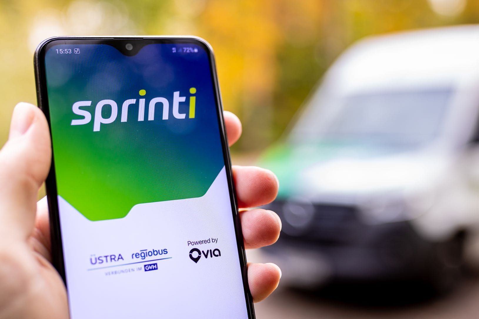 Eine Hand hält ein Smartphone, auf dem die App "Sprinti" zu sehen ist: Das Projekt der Üstra Hannoversche Verkehrsbetriebe und Regiobus wird ausgeweitet.