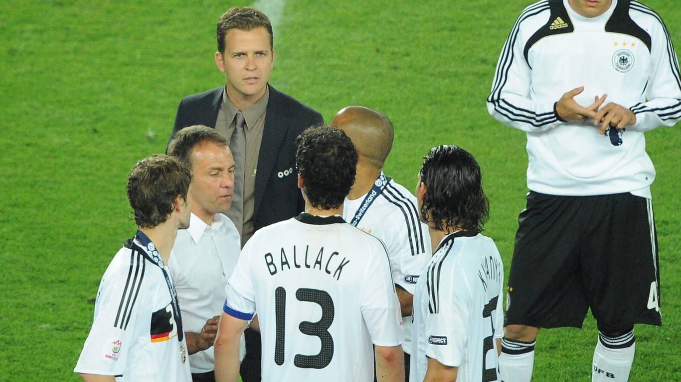 EM 2008: Teammanager Oliver Bierhoff (hinten im Anzug) und Michael Ballack gehen auf dem Platz aufeinander los. Beide hatten unterschiedliche Ansichten, wie man sich nach einem verlorenen Endspiel unter anderem von den Fans verabschieden solle.