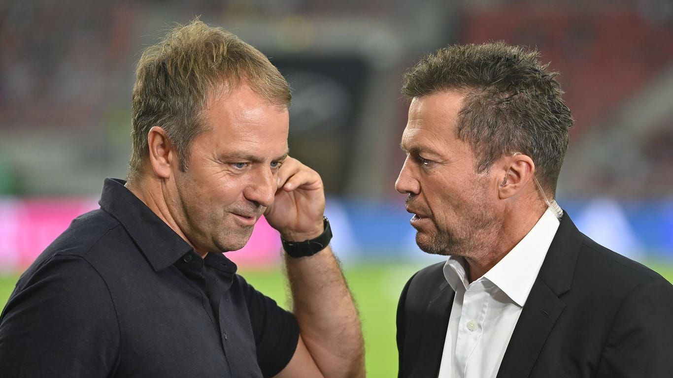 Bundestrainer Hansi Flick (l.) im Gespräch mit Lothar Matthäus: Der Experte glaubt weiterhin an den DFB-Coach.