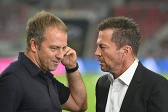 Bundestrainer Hansi Flick (l.) im Gespräch mit Lothar Matthäus: Der Experte glaubt weiterhin an den DFB-Coach.