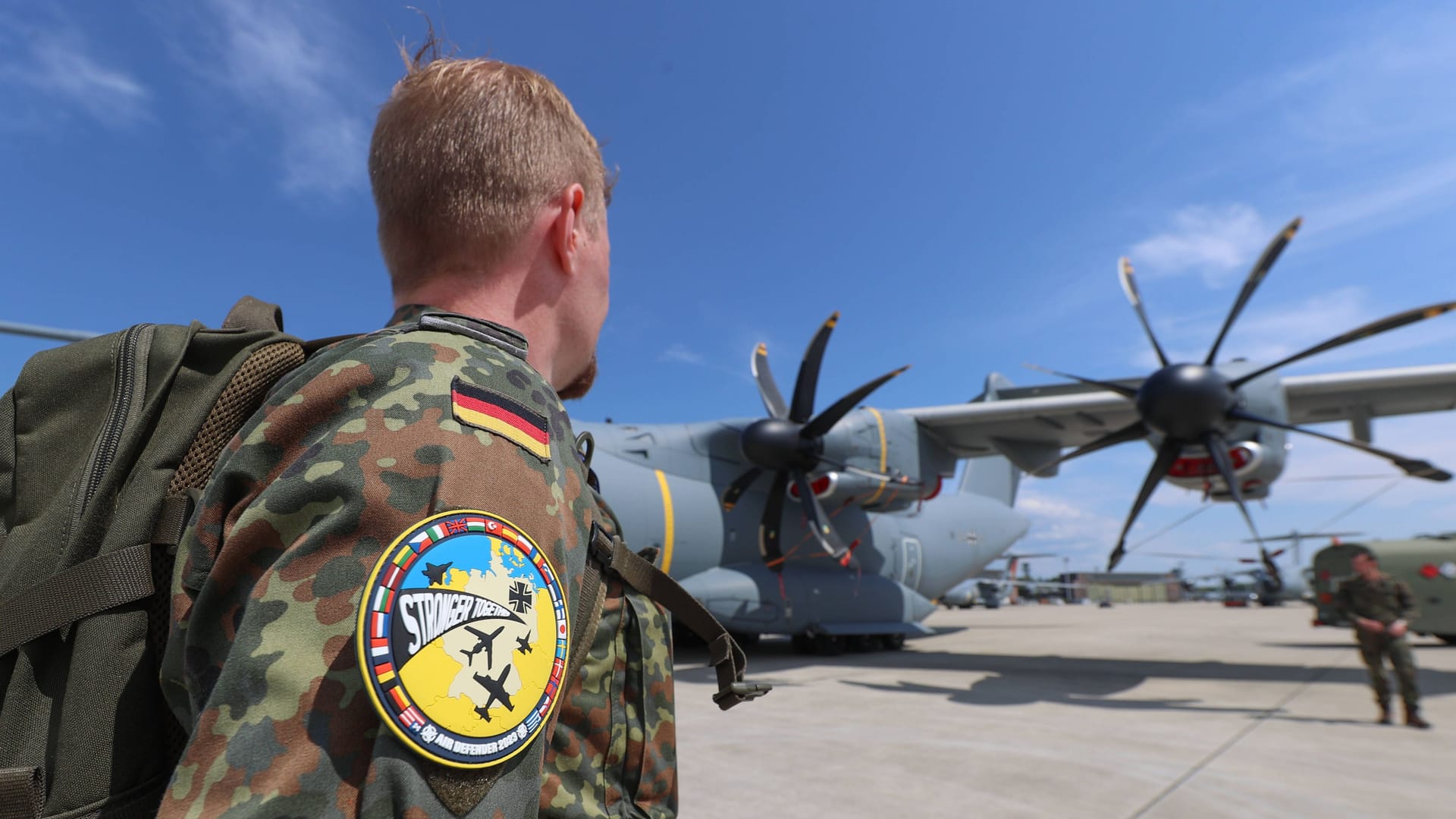 Ein Soldat mit einem "Air Defender 2023"-Patch vor einem Airbus A400: Die Vorbereitungen für die Luftwaffen-Operation "Air Defender 20232 laufen auf Hochtouren.