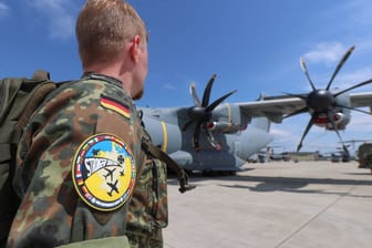 Ein Soldat mit einem "Air Defender 2023"-Patch vor einem Airbus A400: Die Vorbereitungen für die Luftwaffen-Operation "Air Defender 20232 laufen auf Hochtouren.