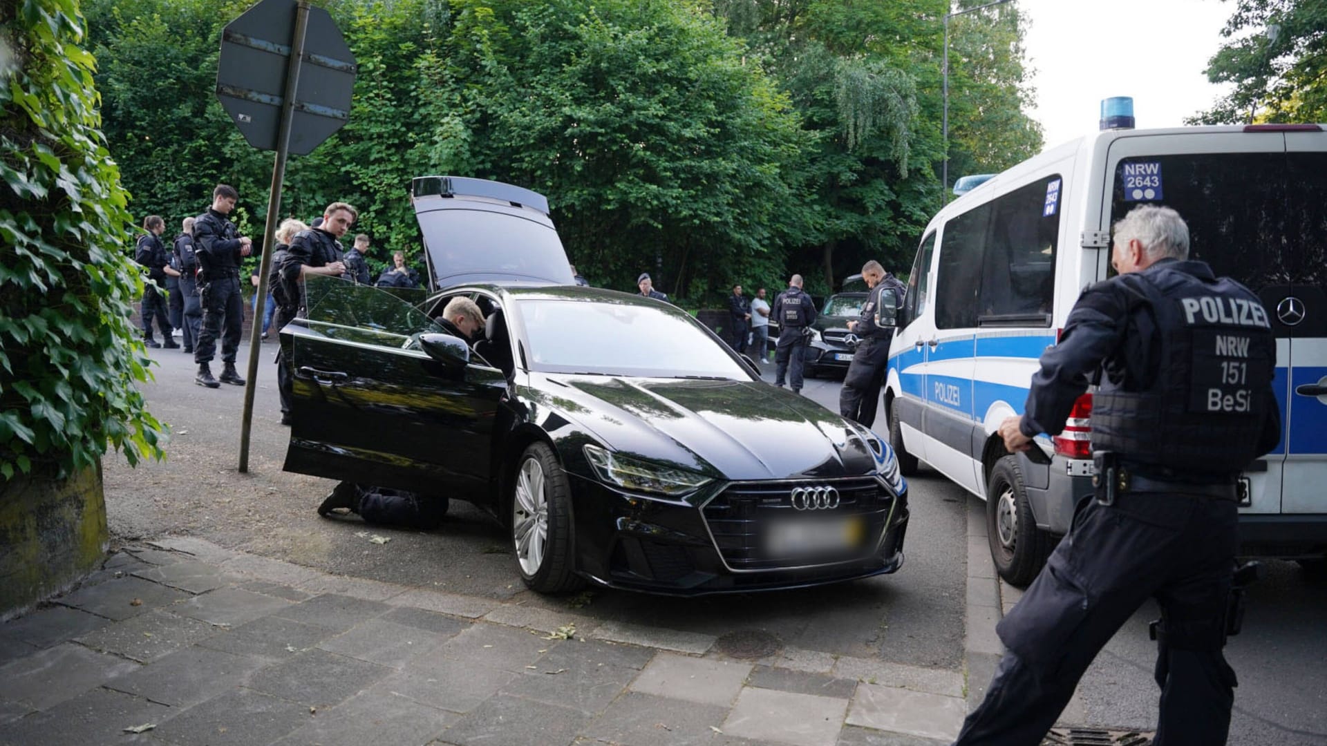 Nach der gewalttätigen Auseinandersetzung am Donnerstag hat es am Freitagabend erneut einen größeren Polizeieinsatz im Stadtgebiet von Castrop-Rauxel gegeben.