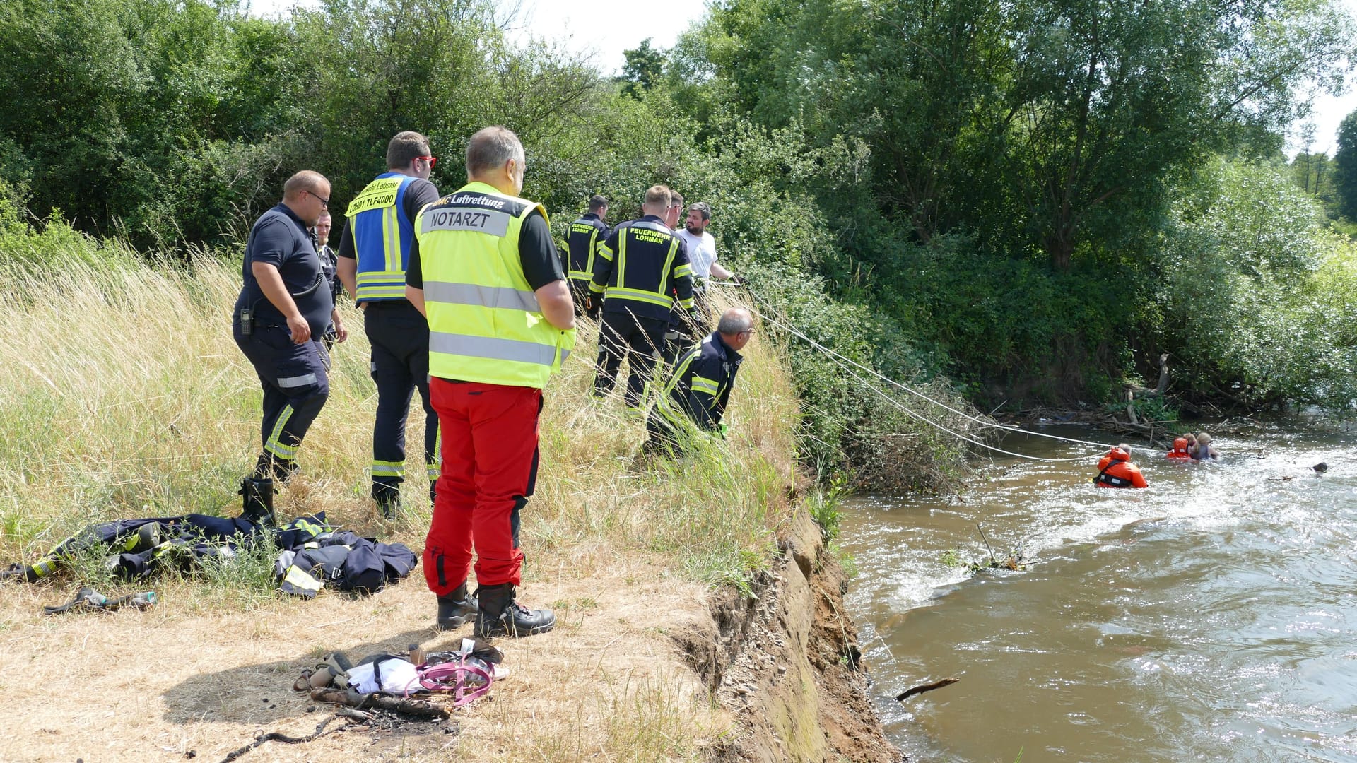 Drama an der Agger: Einsatzkräfte verfolgen die Rettung vom Ufer aus.